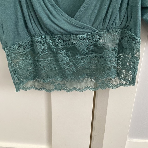 Gorgeous Lace Detailed Cropped Top - Picture 2 of 6